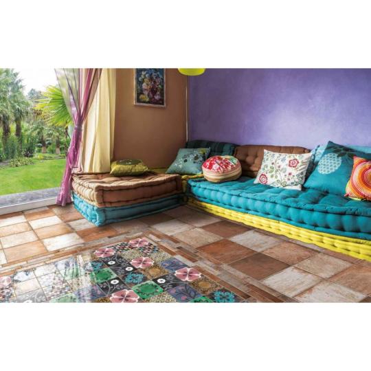 hneda obyvacka bohem obklad cervena biela 40x40 pohovka farebny obklad gresova dlazdica podlaha podlahovy obklad obklad cir havana lameridiana interier obnovenie chata kuba.jpg
